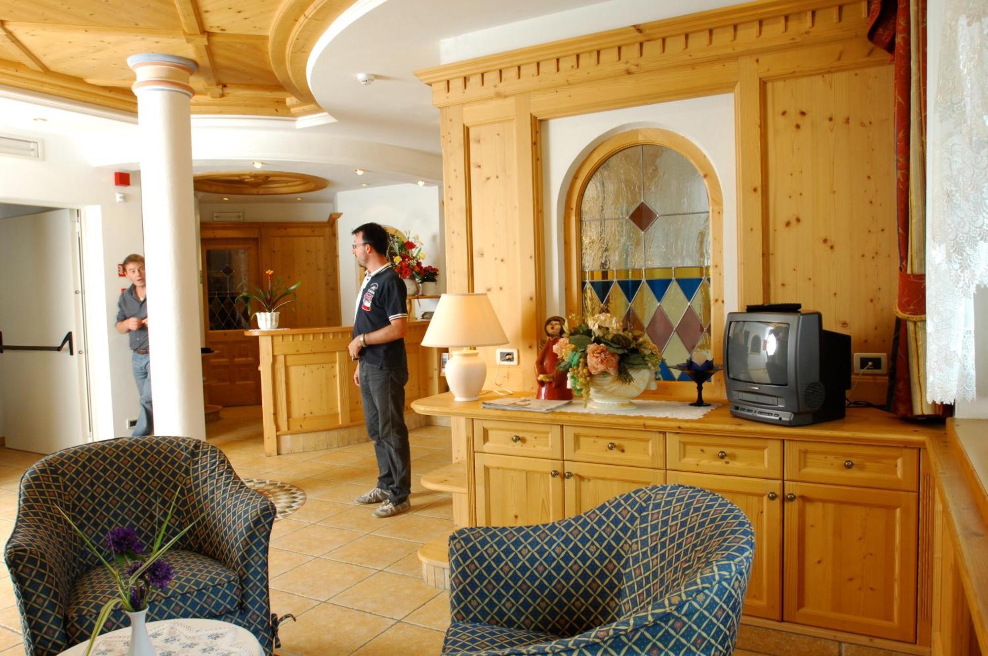 Hotel Falzares Сан Касиано Екстериор снимка