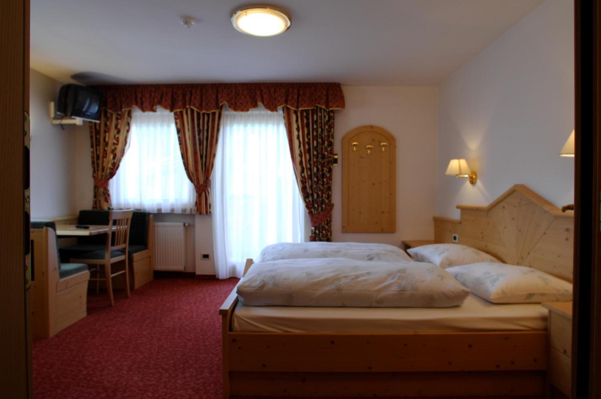 Hotel Falzares Сан Касиано Екстериор снимка