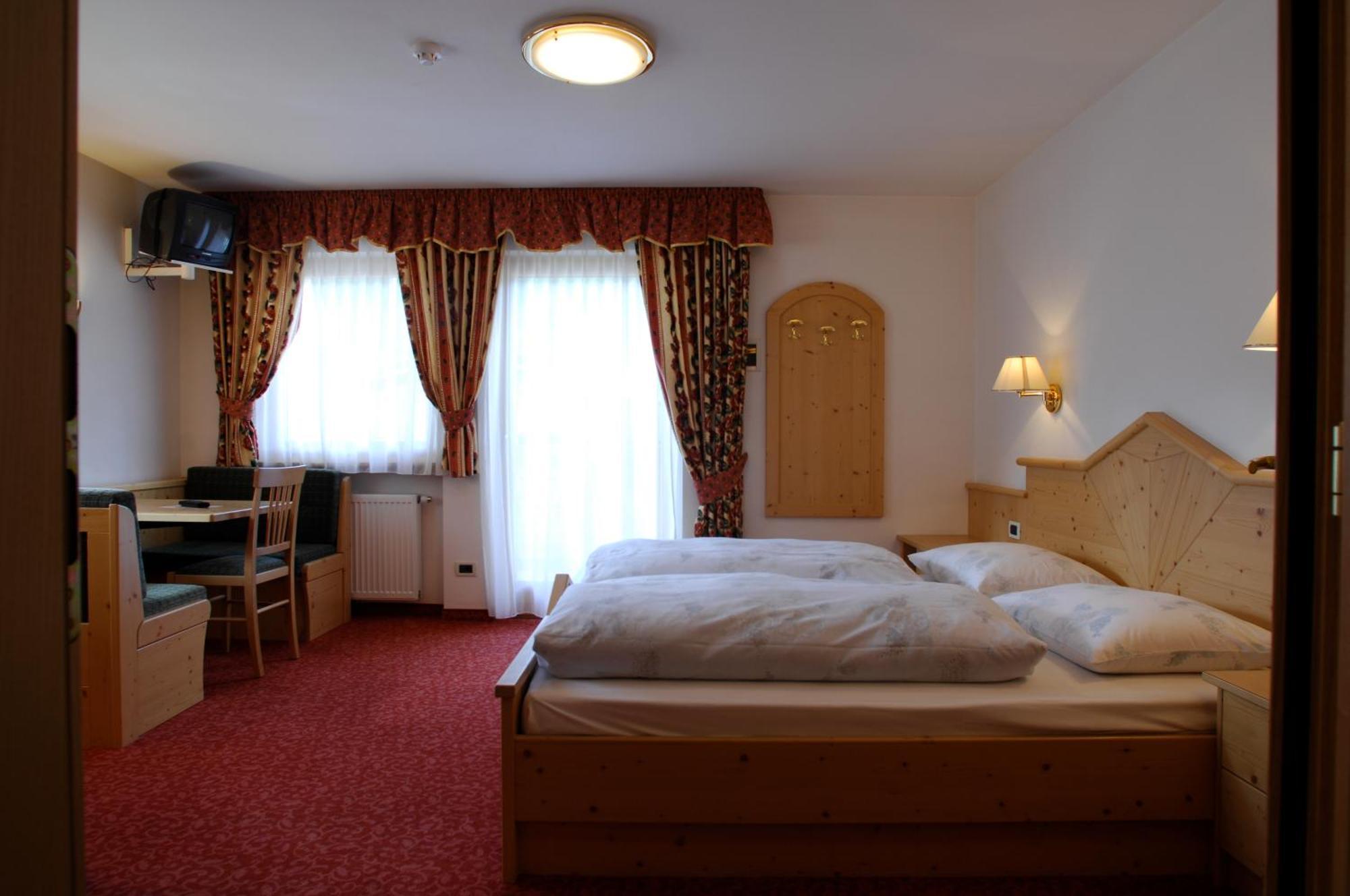 Hotel Falzares Сан Касиано Екстериор снимка